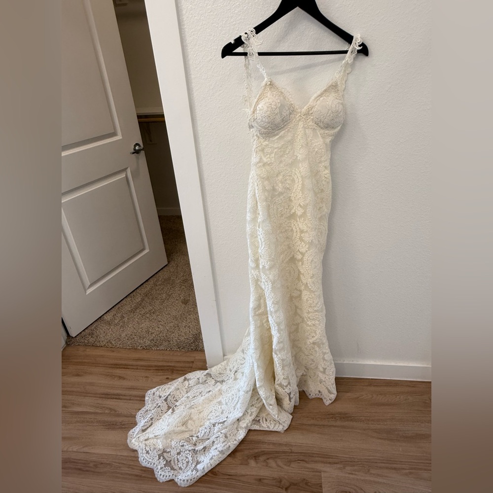 Katie May Poipu or lanai white lace Wedding Dress small